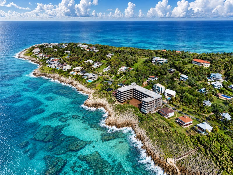 ONE ROATÁN visto desde el aire, frente al mar